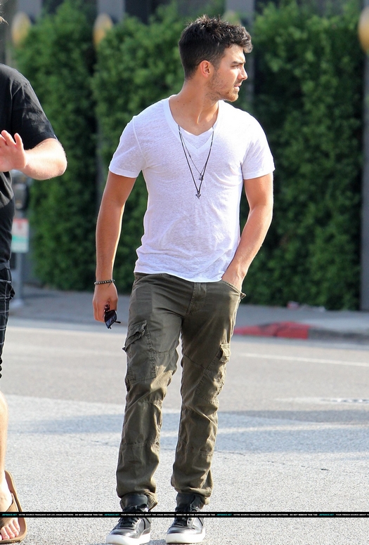 Mis Idolos Stars Joe Jonas look casual en fin de semana.