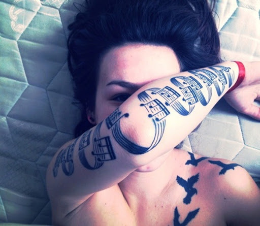 Mão cheia de música da tatuagem para a menina