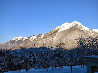 Gegenüber grüßt der Daniel