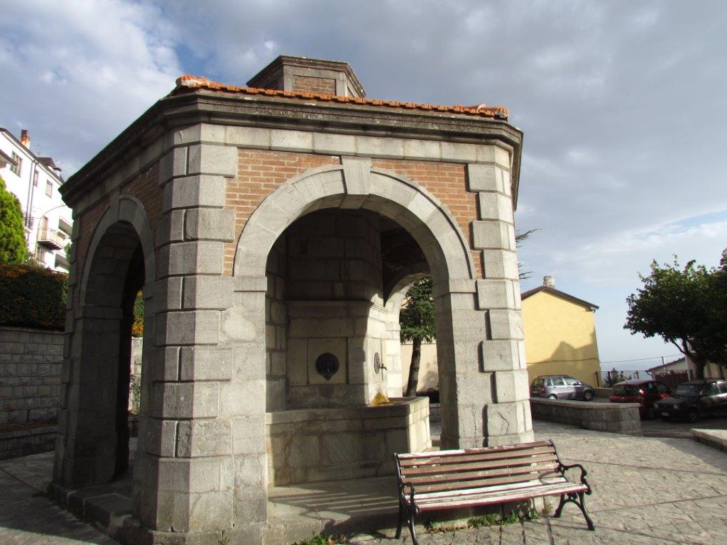 Le epigrafi storiche nascoste e non Castiglione Messer Marino. Due fontane storiche