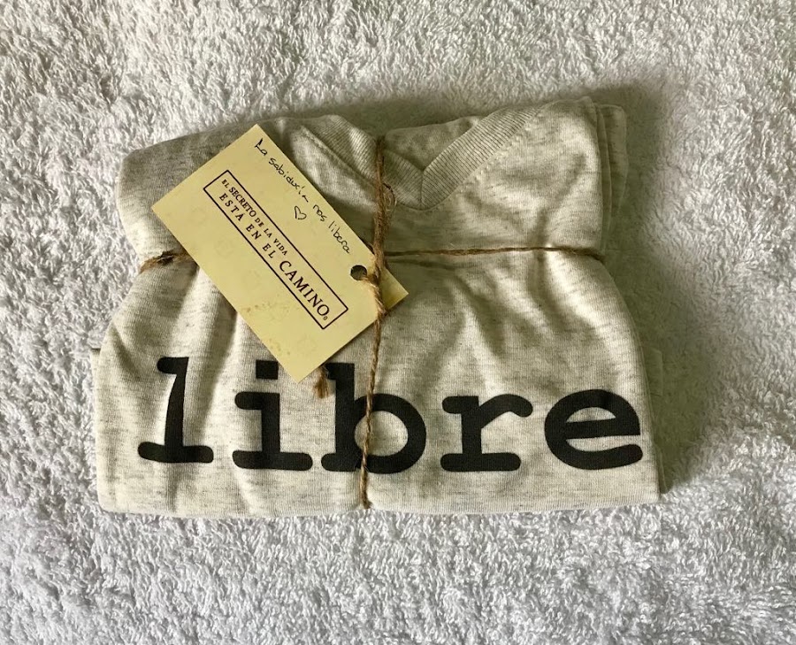 camiseta-con-palabra-libre-arcano-palabras