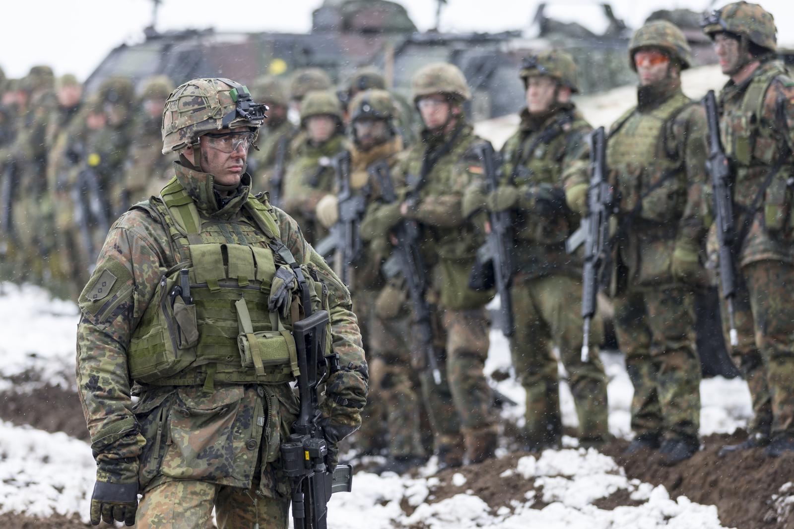 Бундесвер военные. Бундесвер ФРГ. Армия Германии Бундесвера. Немецкая армия Бундесвер. Солдат армии Бундесвера.