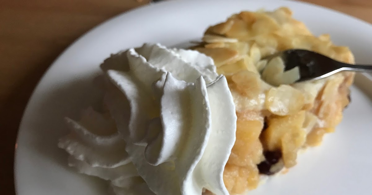 Küchentheater: Gedeckter Quittenkuchen mit Amarettini vom Blech