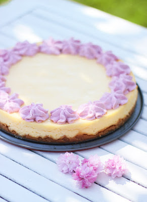 Recette de cheesecake au citron et sa chantilly aux fruits des bois. De quoi apporter l'été dans nos assiettes !