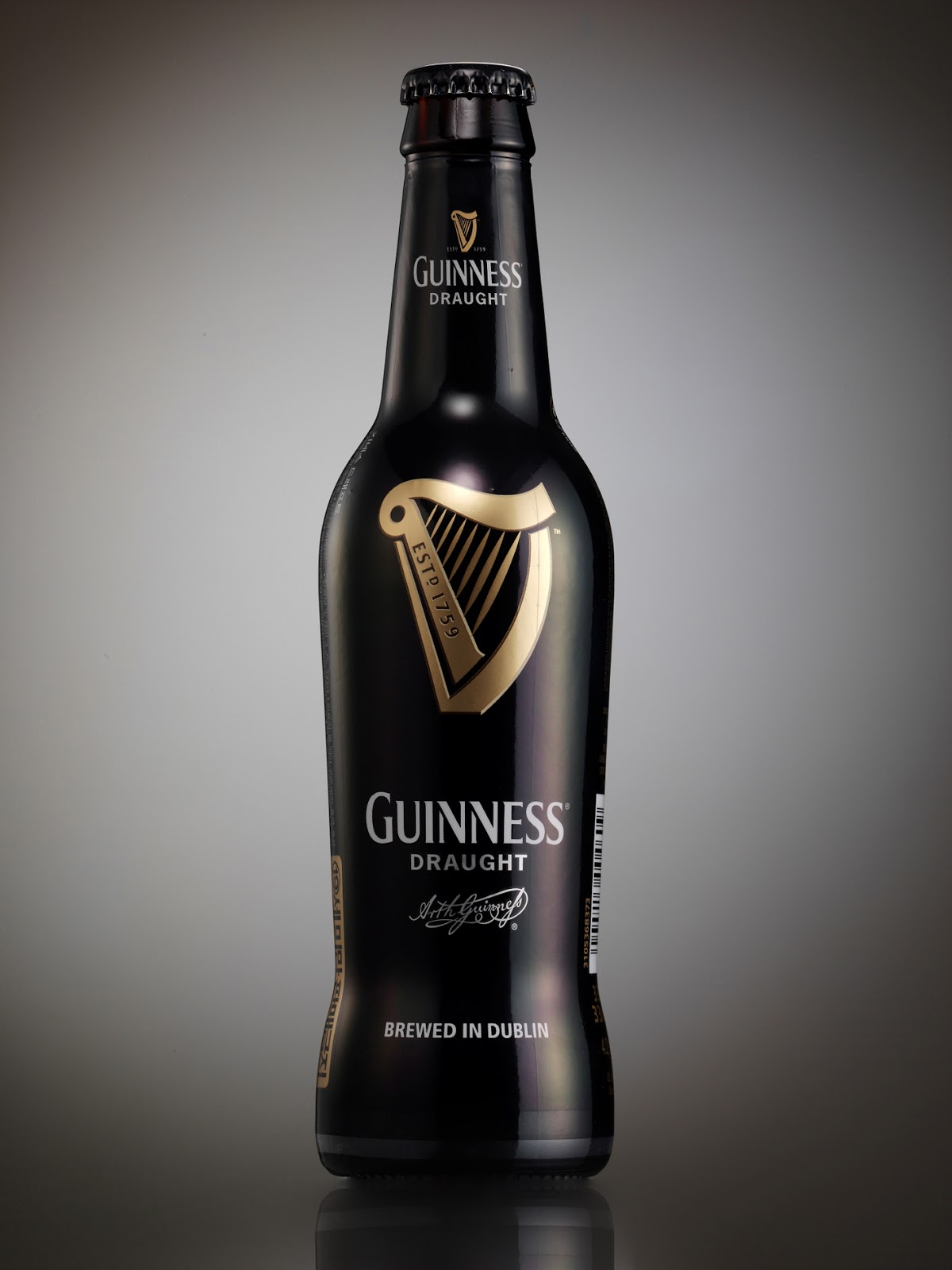Темное пиво бутылка. Пиво Guinness Draught. Guinness smooth пиво. Guinness Stout Guinness Draught. Guinness Draught темное.