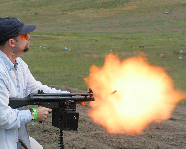 пулемет стреляет. стрельба из пулемета. миниган оружие. M249 saw пулемет. стрельба из пулемета.