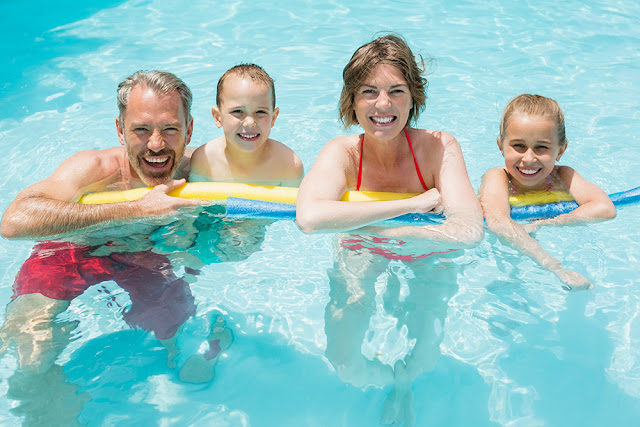 Copilul la piscina: sfaturi pentru o joaca placuta si in siguranta