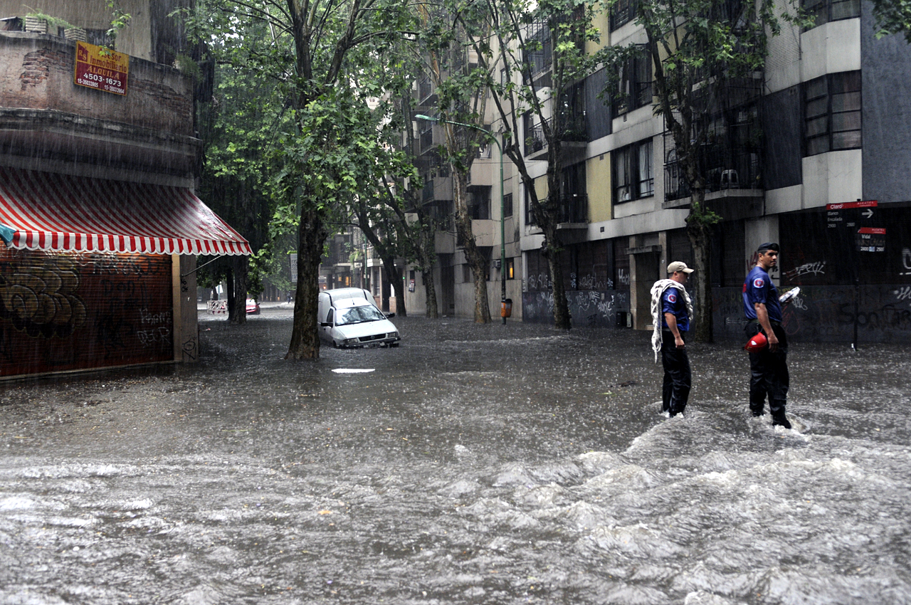 Tengase Presente Gran tormenta e inundaciones en Buenos Aires.