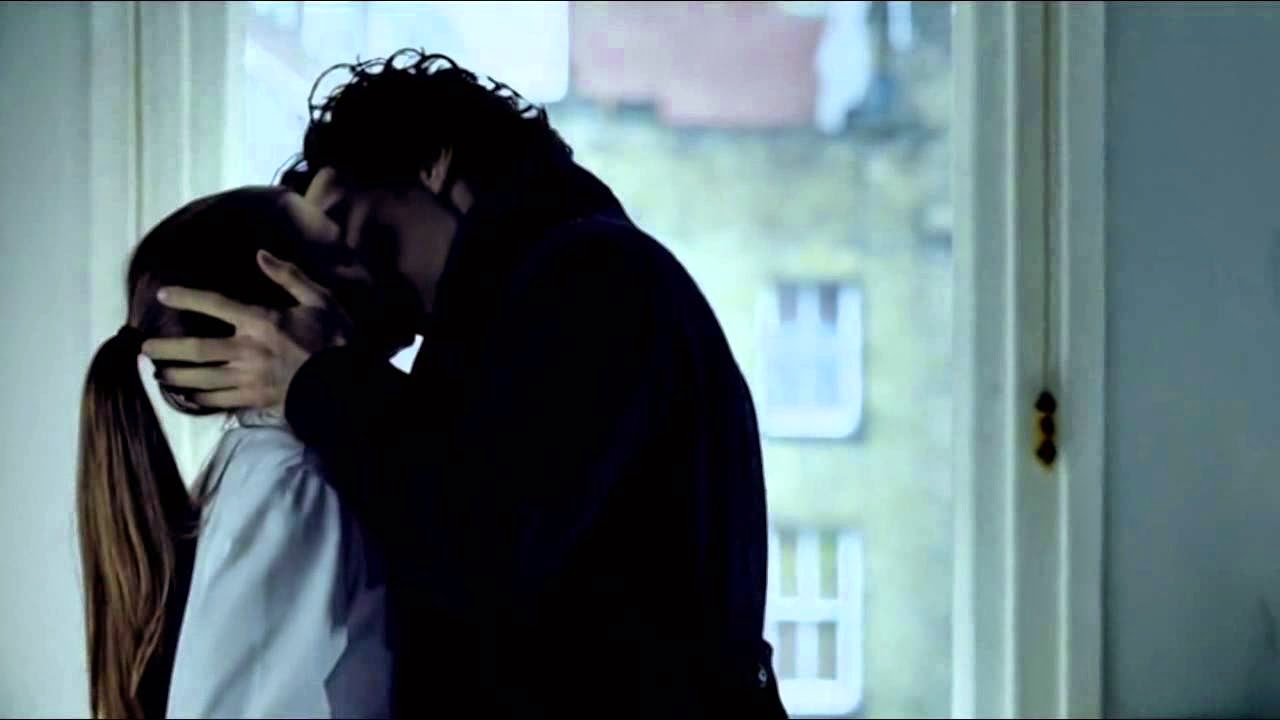 Sherlock kisses Molly