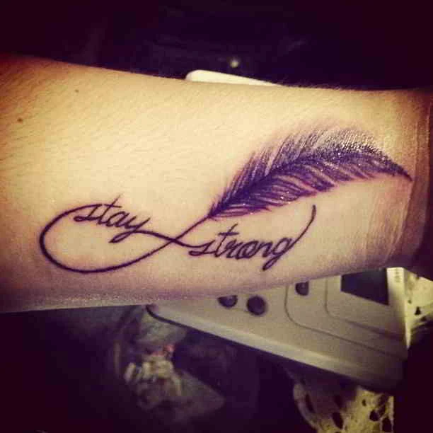 foto de un tatuaje con la frase stay strong