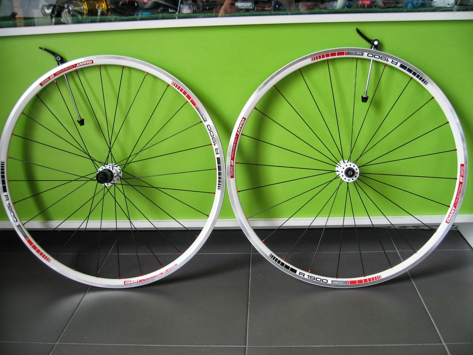 Ciclismo bajo el sol (Blog abierto) SE VENDEN RUEDAS marca DT SWISS modelo R1900 Ciclismo bajo el sol (Blog abierto) SE VENDEN RUEDAS marca DT SWISS modelo R1900
