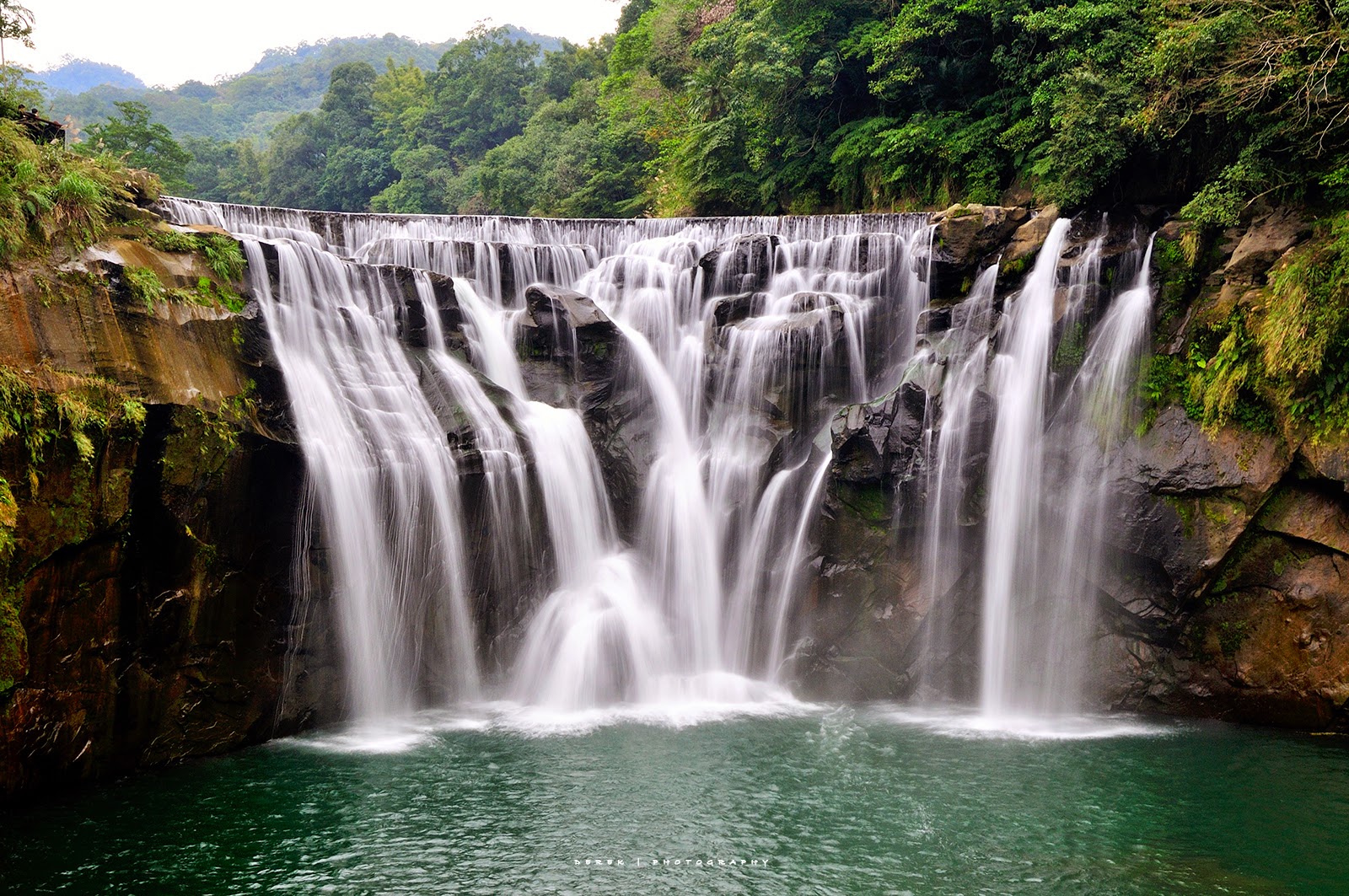 瀑布速降什么意思（贵州滴水滩瀑布到底有多大魅力，每年都有人去挑战瀑降） | 说明书网