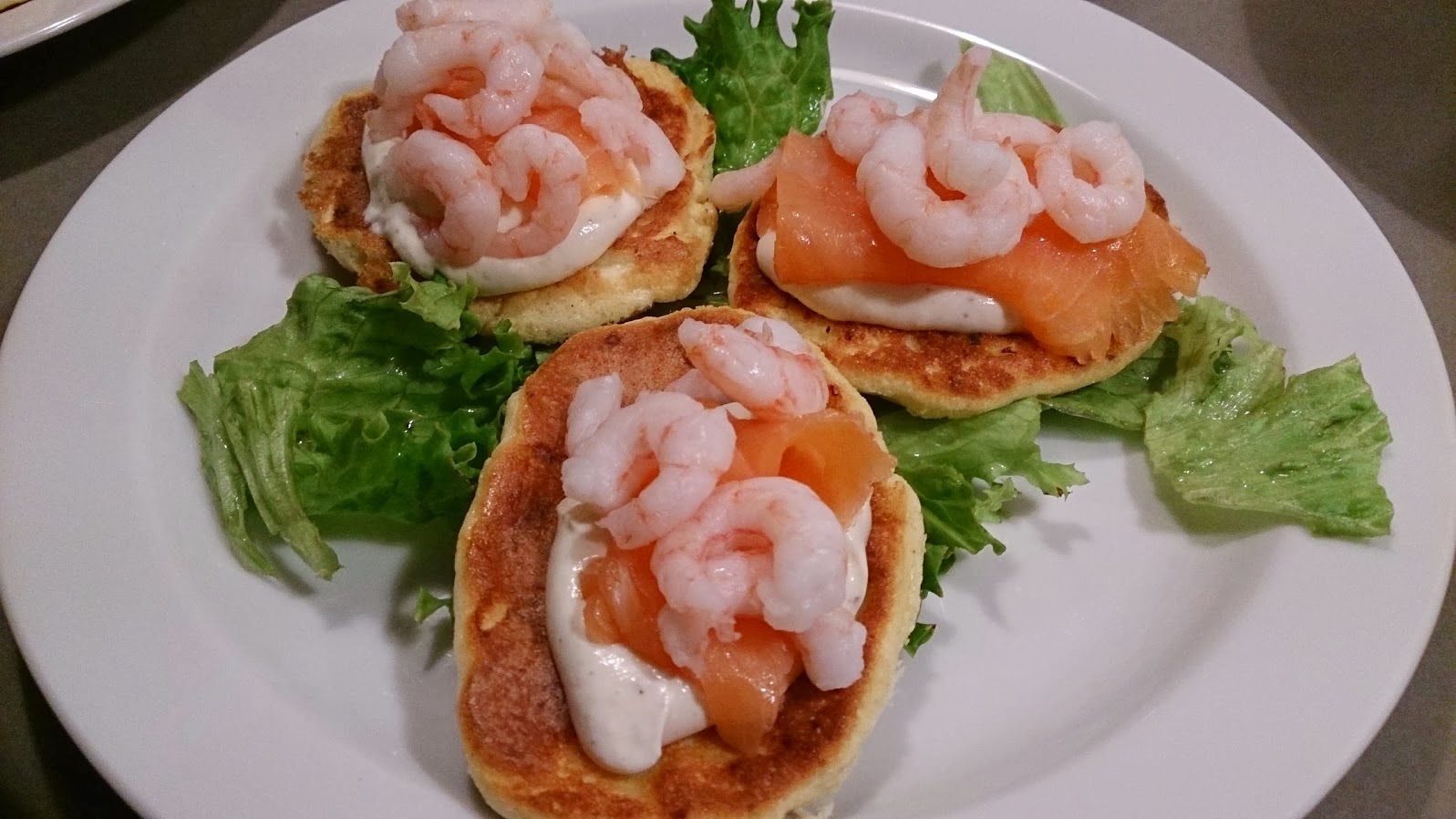 Amys eventyr Hytteost blinis med laks, rejer og dressing