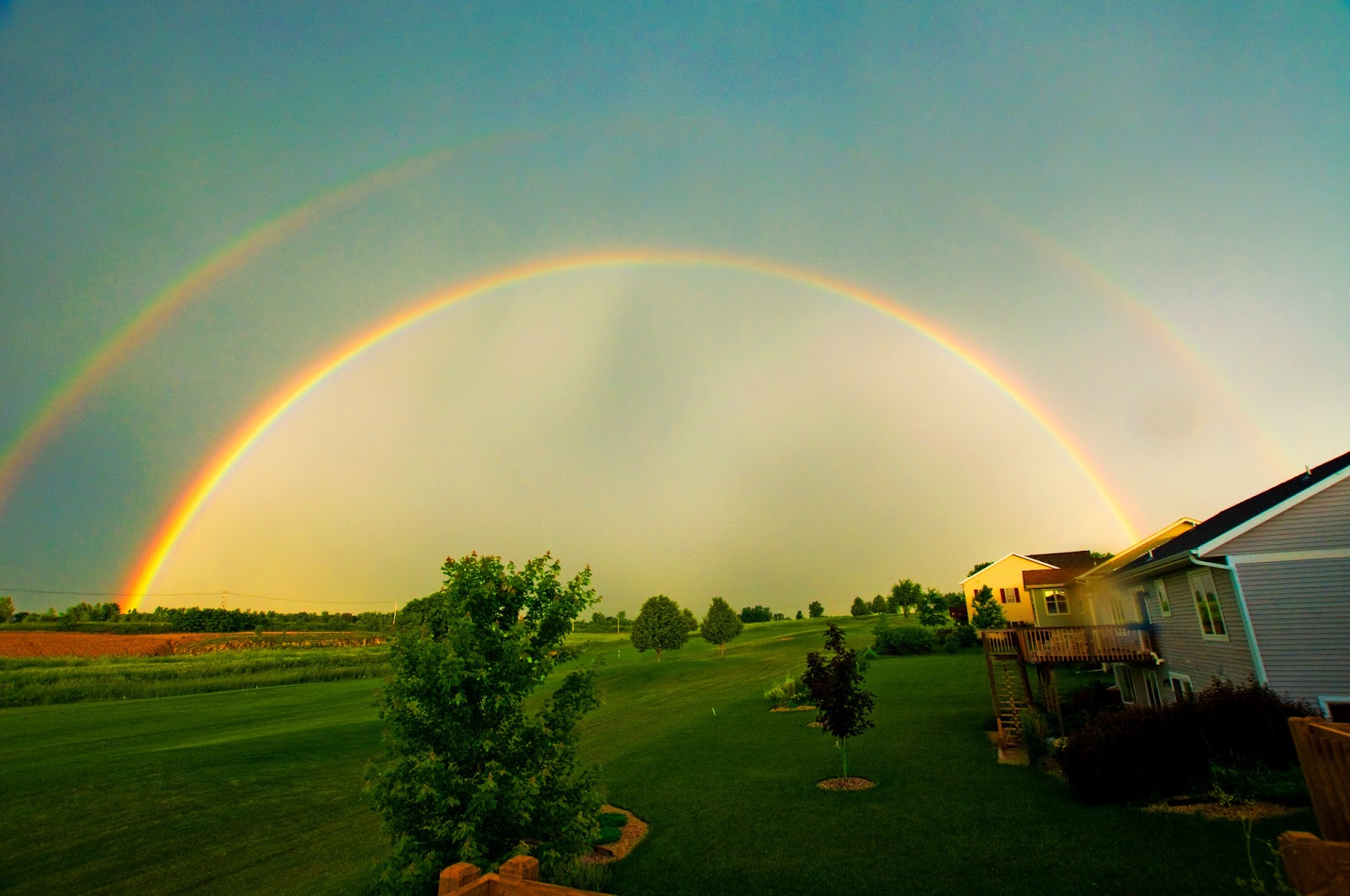 радуга пермь. двойная радуга в москве. волгоград двойная радуга 13 11 2022. радуга в москве. радуга над москвой.