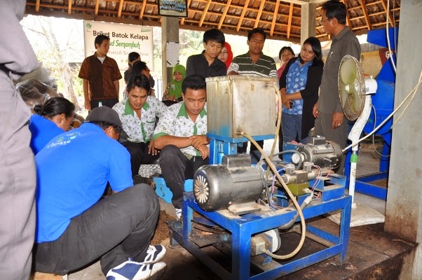Warga Tabanan Olah Batok Kelapa Jadi Briket