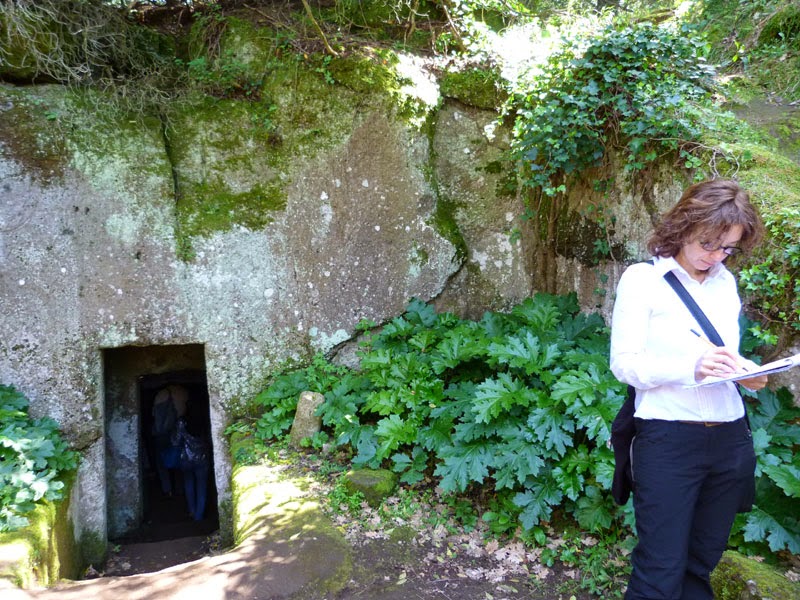 Eu, na frente da entrada de uma tumba da necrópole de Cerveteri