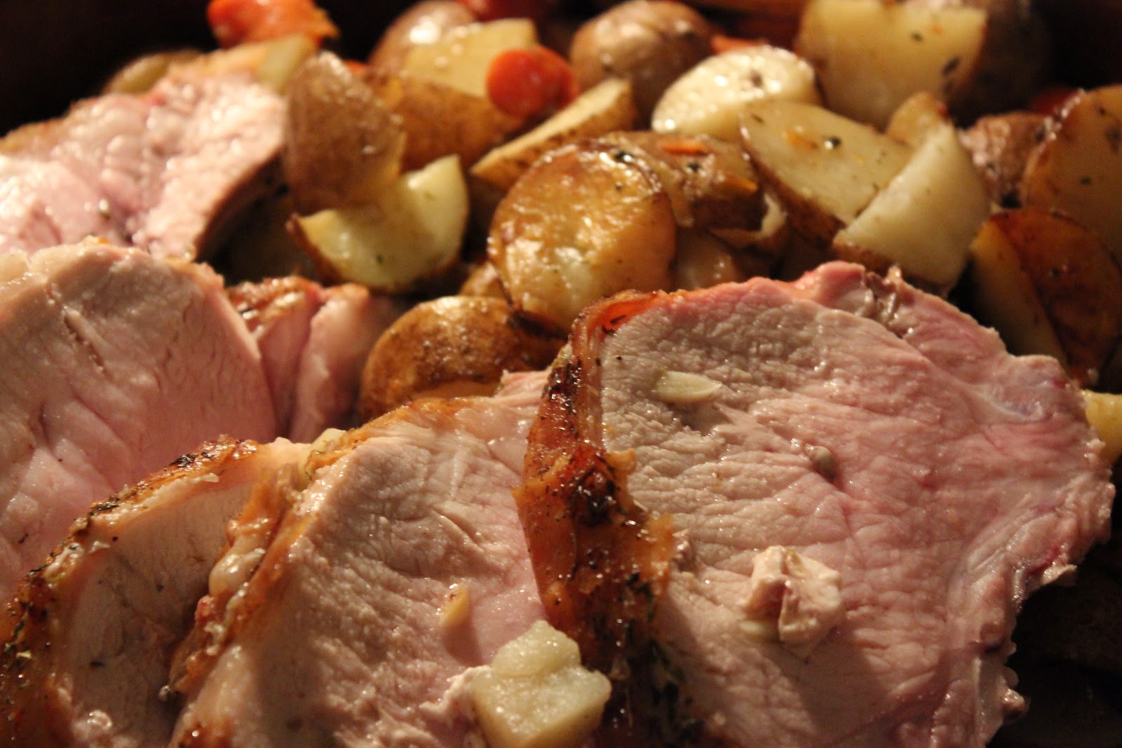 Мясо свинину можно есть. Мясо в духовке. Свинина. Блюда из свинины. Мясо свинины в духовке.