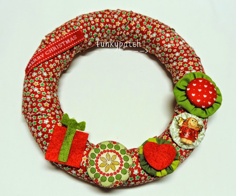 Tutorial para decorar un una corona de Navidad de porexpán con botones forrados y yo-yos