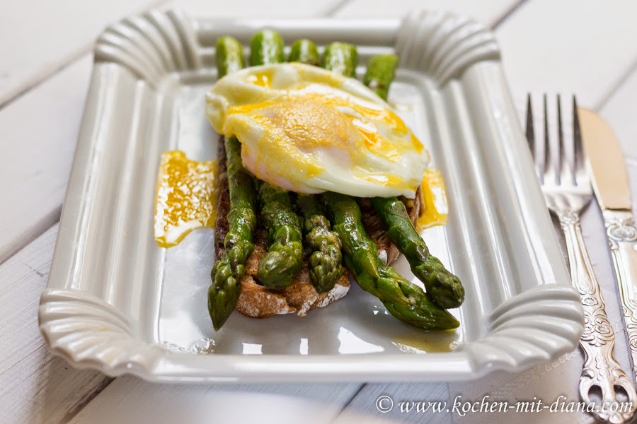 Grüner Spargel auf Toast mit pochiertem Ei | Kochen mit Diana