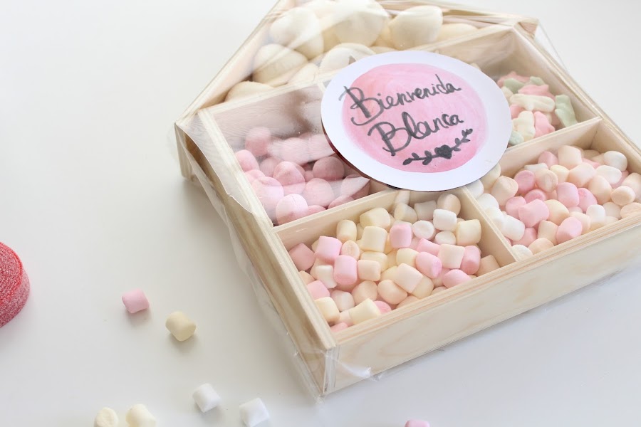 casita de madera con chuches para regalo de bebé