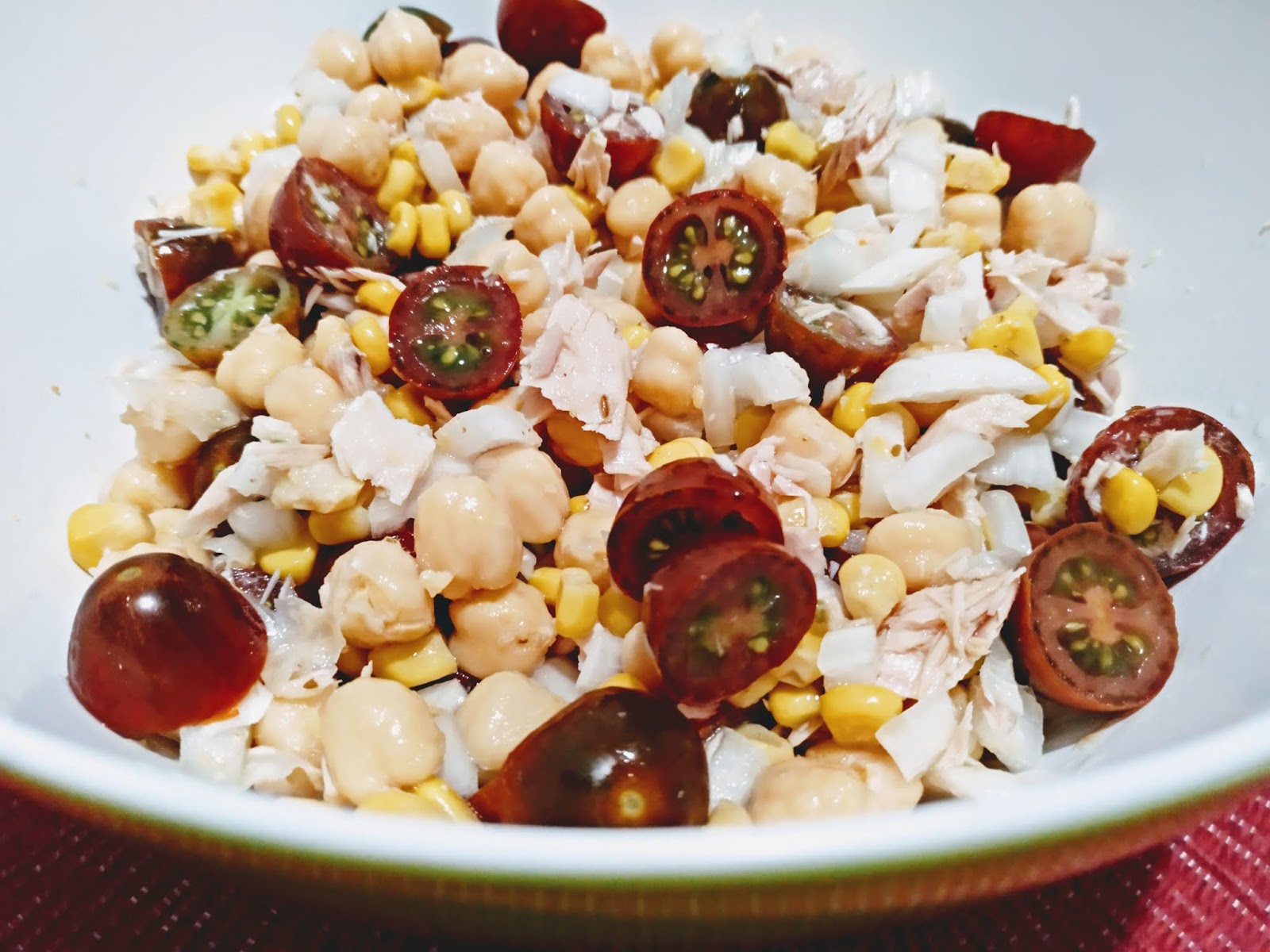 Ensalada de garbanzos con atún, tomate y maíz Vino y Miel