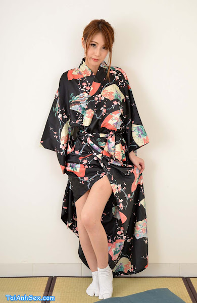 kich-dam-voi-trang-phuc-kimono-ren-mitsuki