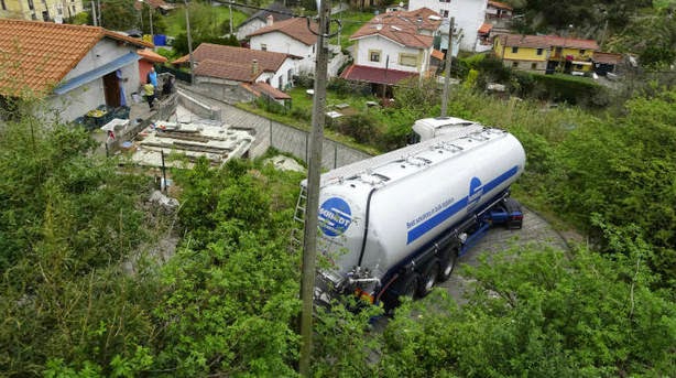 El camión cisterna atascado en el barrio abantoarra. (Zigor Alkorta)