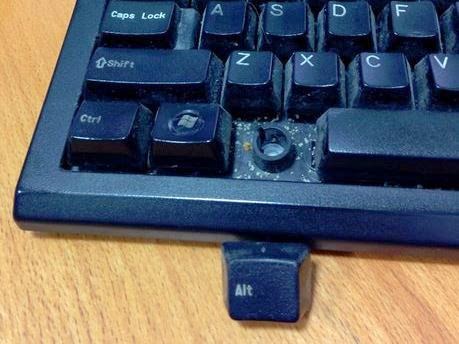 como se limpia el teclado de un ordenador