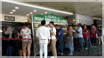 orang ramai beratur untuk ambil nasi kandar