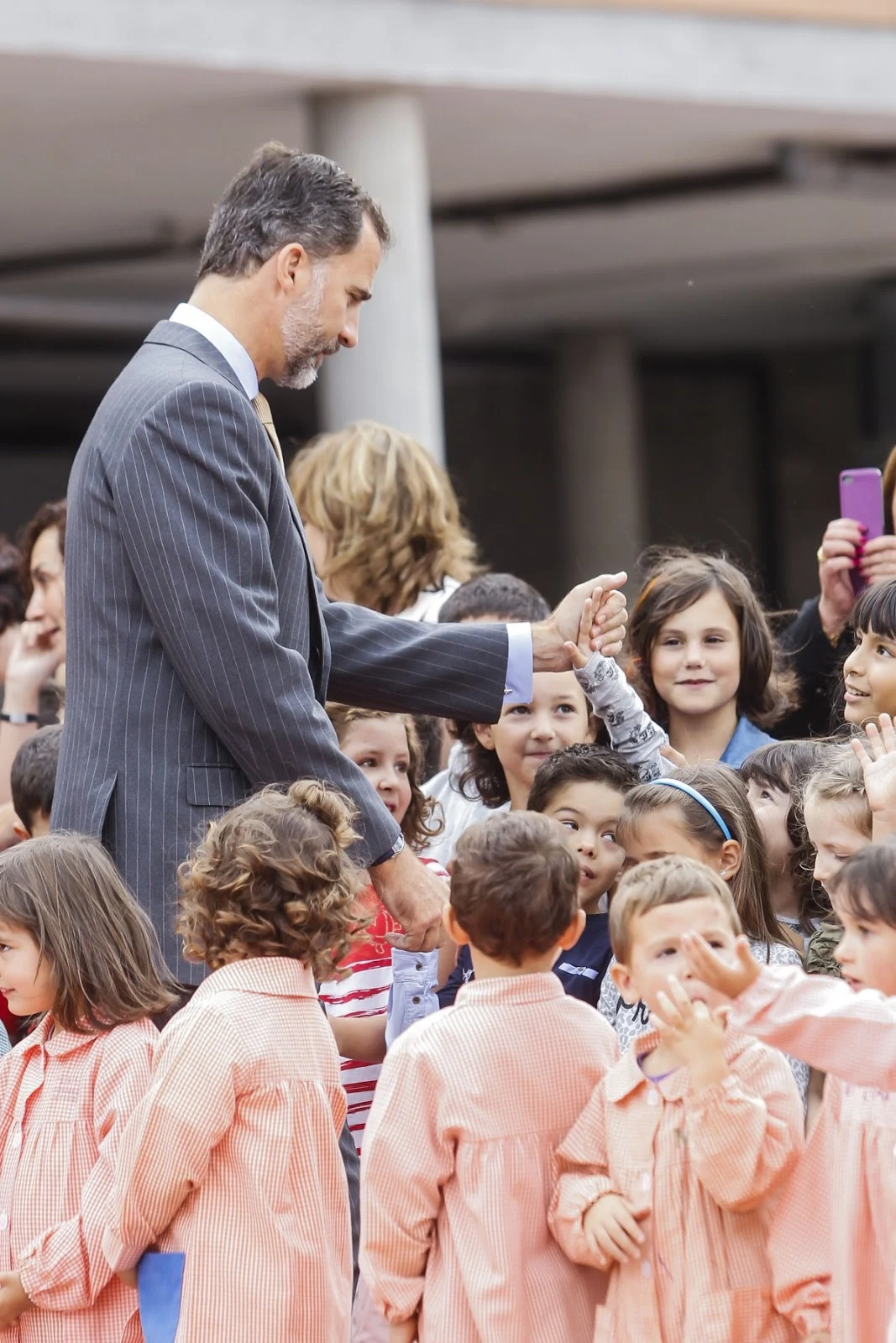 Queen Letizia in particular received a warm and adorable welcome by a girl, who threw her arms around the Queen’s legs.