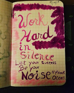 Texto artístico en un cuaderno: Work hard in silence. Let your success be your noise. Frank Ocean