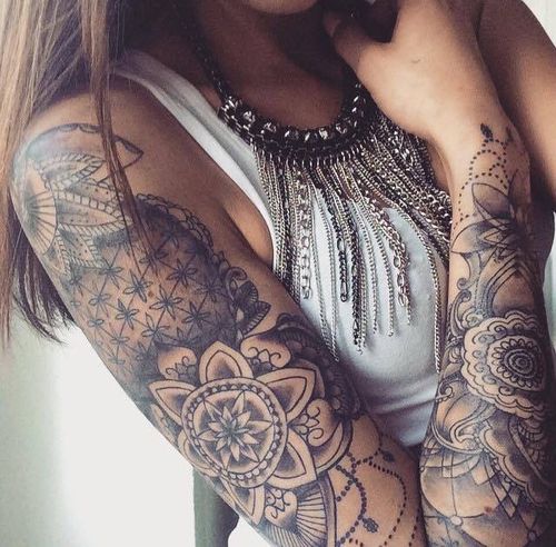 Chica atractiva lleva tatuaje espectacular