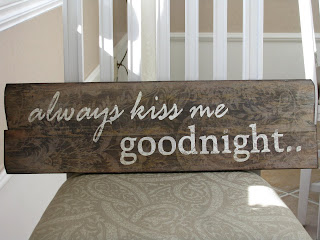 träskylt-med-text-always-kiss-me-googdnight