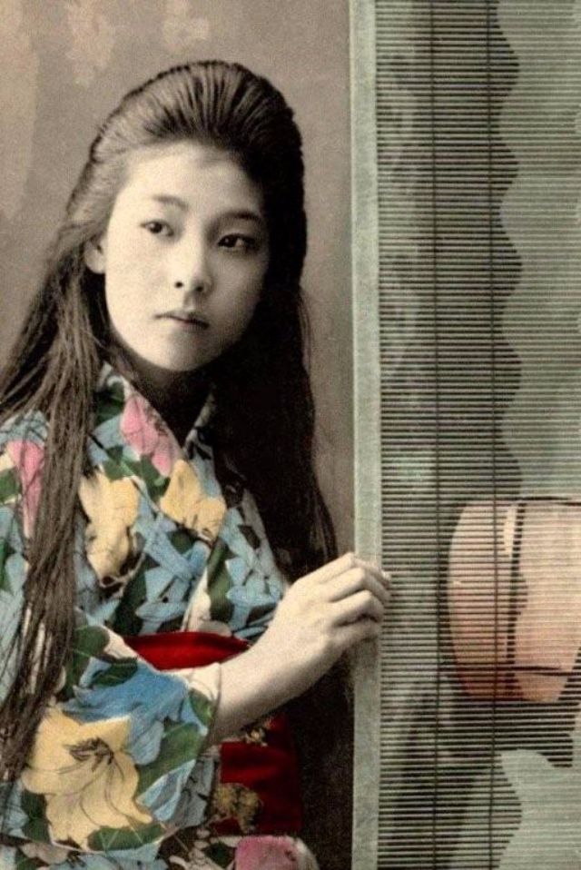 Beautiful Old Photos of Geisha and Maiko