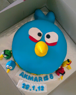 3D Blue Angry Bird cake