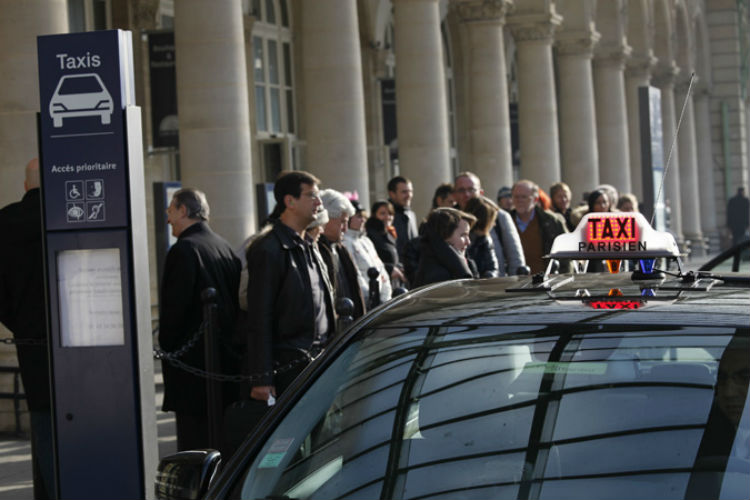 Парижское такси слайд. Такси в париже приложения. Такси в париже. Франция такси париж. Такси в румынии.