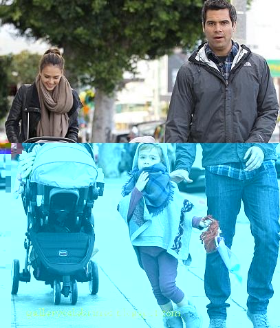 Thumb Thumb: Jessica Alba : Christmas shopping with family's