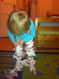 Kind knotet sich Feuchttücher ums Bein
