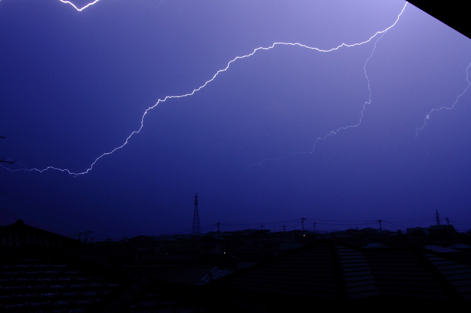 アメリカで起きた謎の稀な「逆稲妻」を研究する