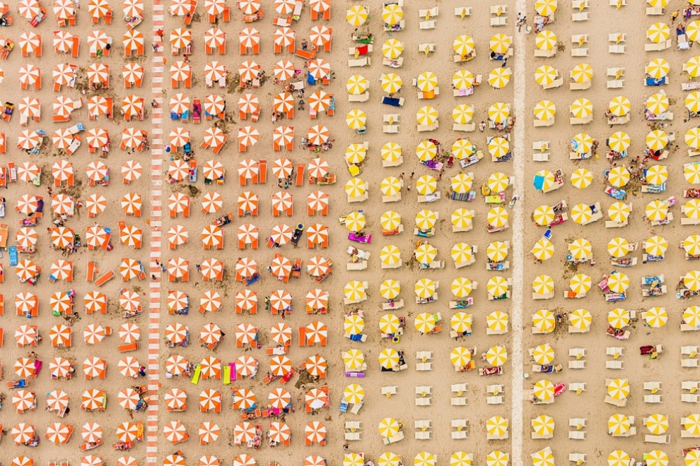 The 100 best photographs ever taken without photoshop - An Italian beach