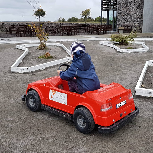 Bornholm mit Kindern im Herbst. Teil 3: 10 tolle Ausflugsziele für Familien auf Dänemarks Sonneninsel. Bei Regenwetter ist NaturBornholm ein gutes Ausflugsziel.