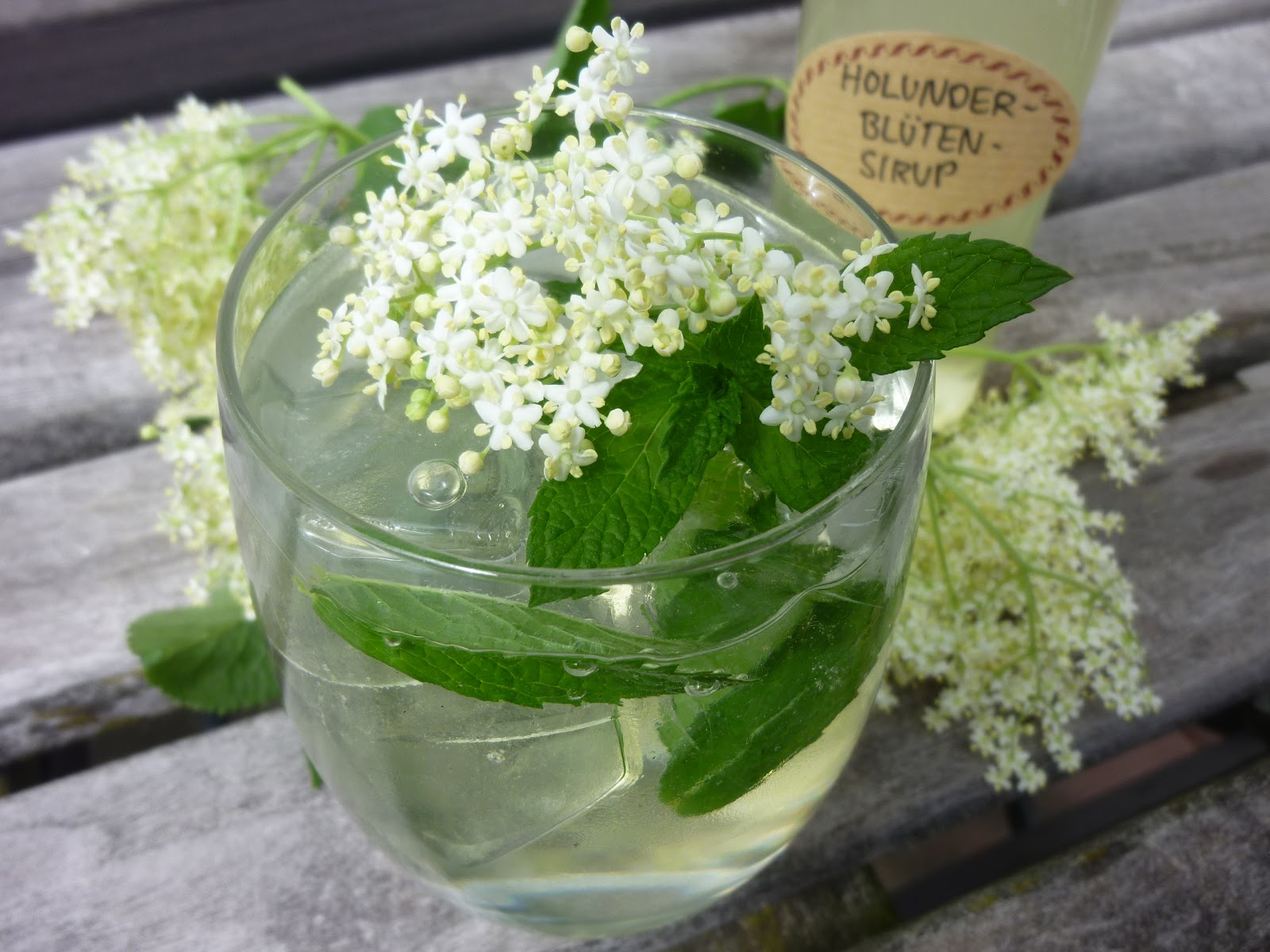 Selbstgemachter Holunderblüten- Sirup