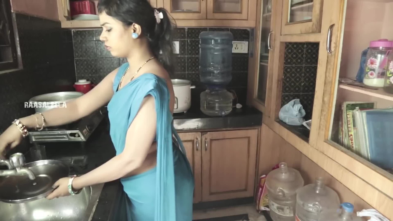 Young Aunty Hunter Raasa Leela Newly Married Couple Romance In Kitchen 