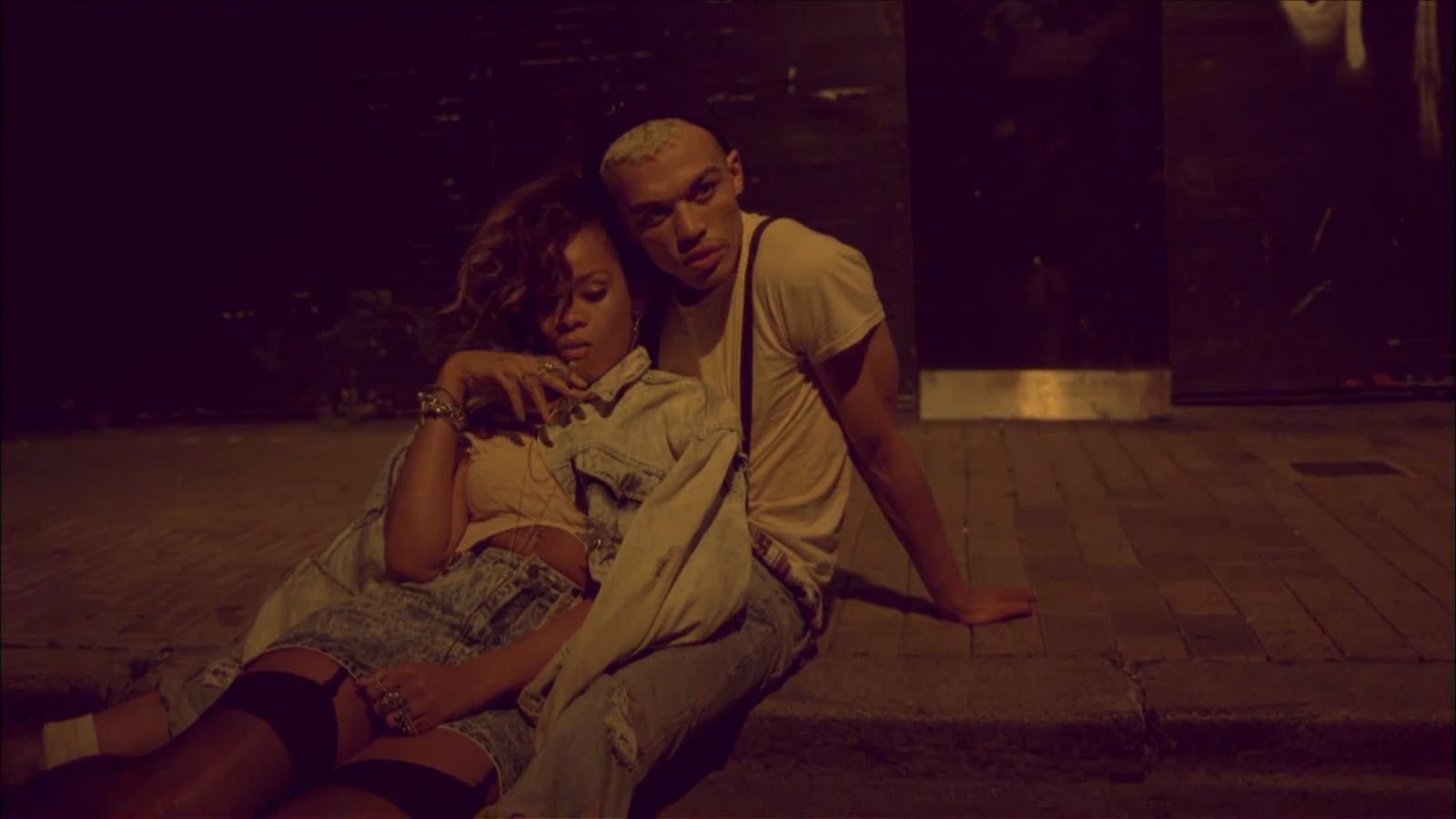 Клип хочу влюбиться. Rihanna feat. Calvin Harris - we found Love. We found Love Кельвин Харрис. Рианна we found Love. Клип Рианны we found Love.