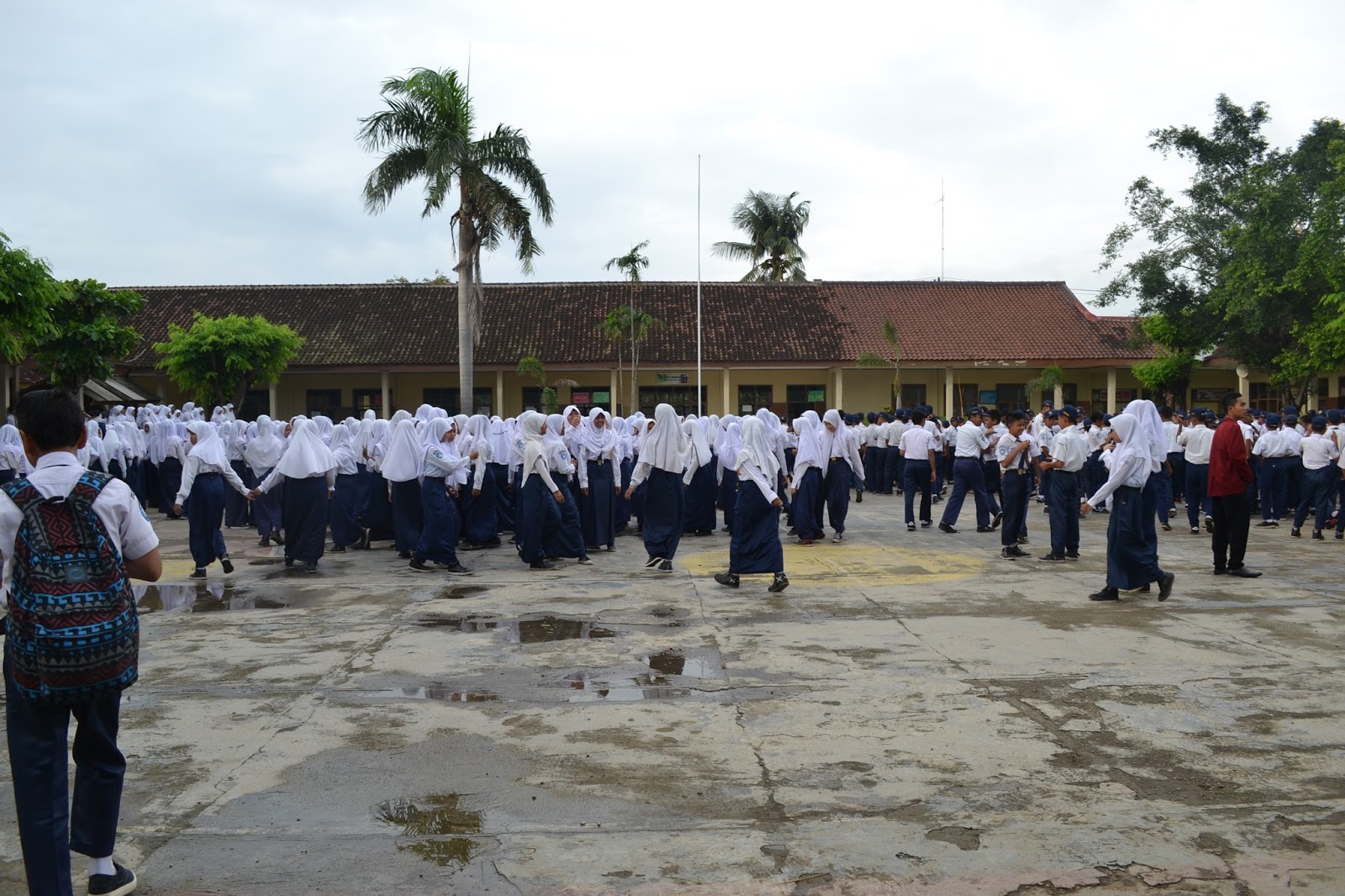 SMP NEGERI 3 KARAWANG BARAT: upacara hr senin
