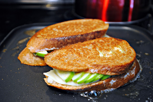 GourmetGents: Our Daily Bread (Gruyere and Green Apple Grilled Cheese)