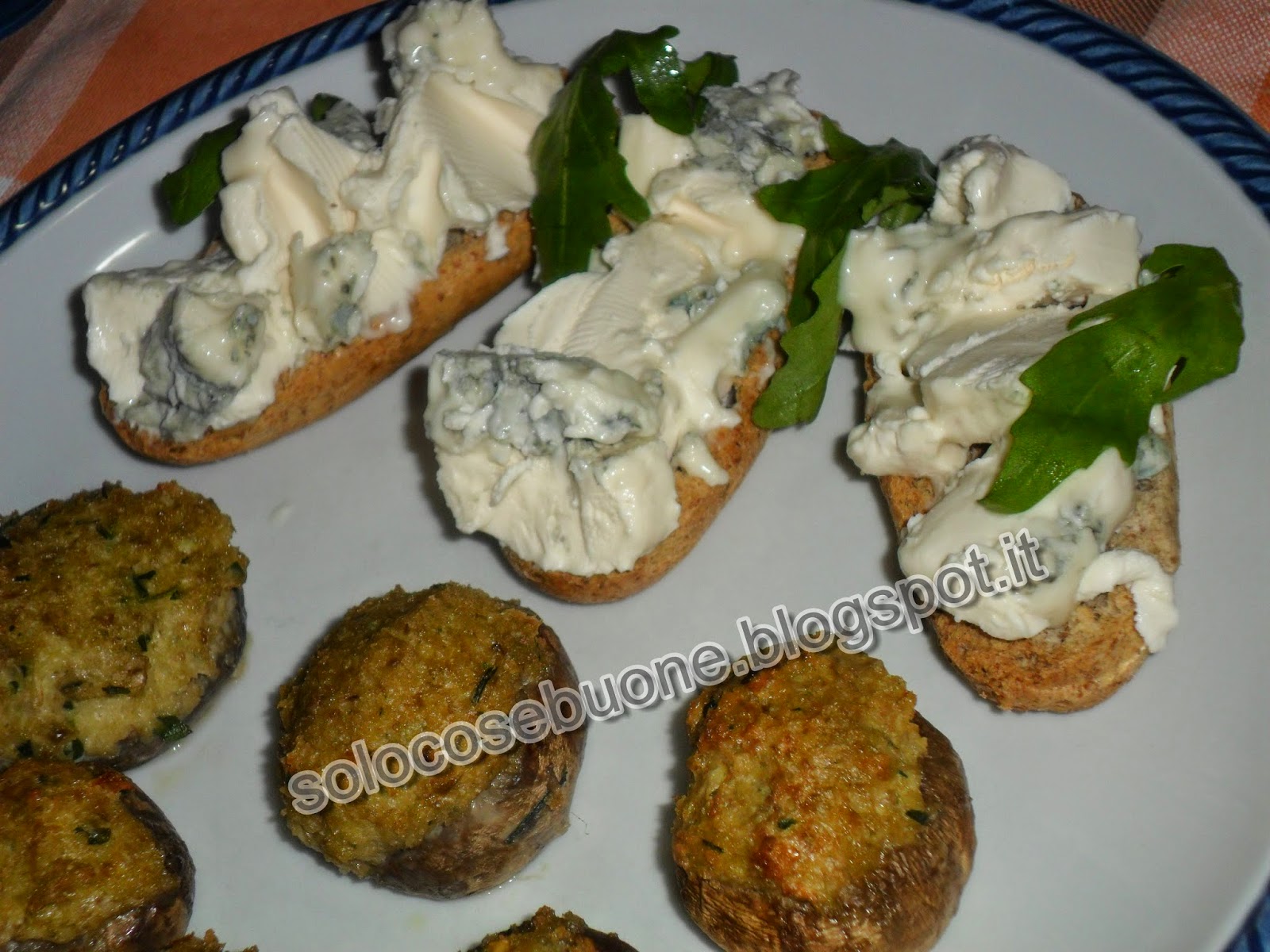 crostini con duetto  e funghi ripieni 