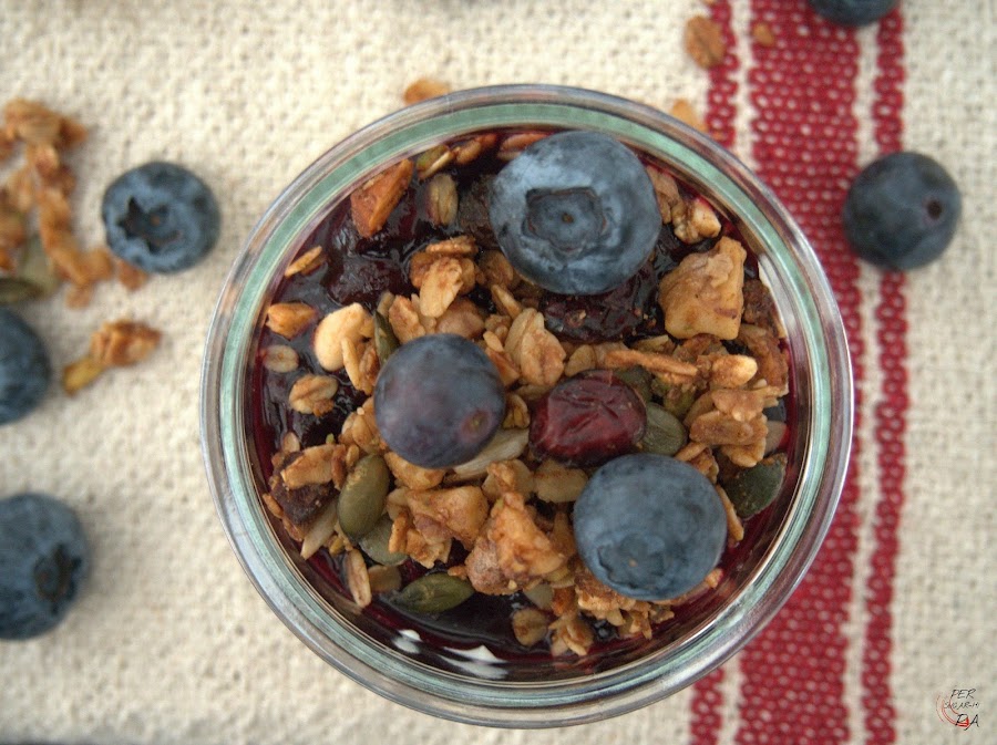 Vasitos de mousse de yogur y mascarpone, con coulis de arándanos y granola casera