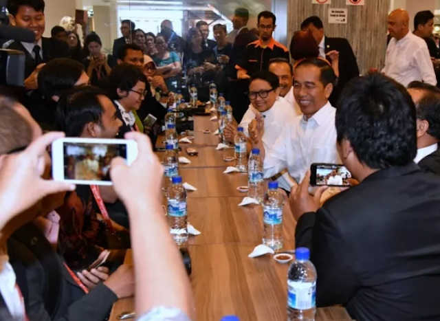 Jokowi ke Lucky Plaza Singapura Beli Bebek Kremes, Ajak TKI Makan Bersama