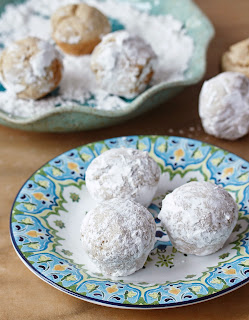 These Powdered Doughnut Holes from The Allergy-Free Pantry are baked in a mini-muffin pan. Gluten-free, allergy firendly, vegan.